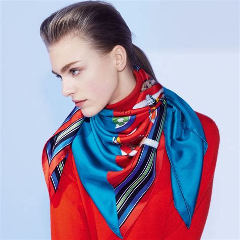 comment porter le foulard hermes|hermes scarf outlet.